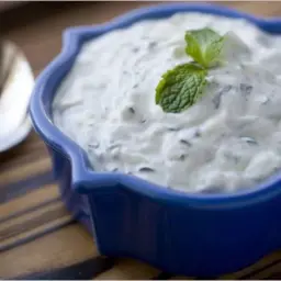 سلطة خيار باللبن